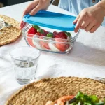 ⁦קופסת זכוכית 2 ליטר מרובעת עם מכסה כחול Duralex⁩ – תמונה ⁦3⁩